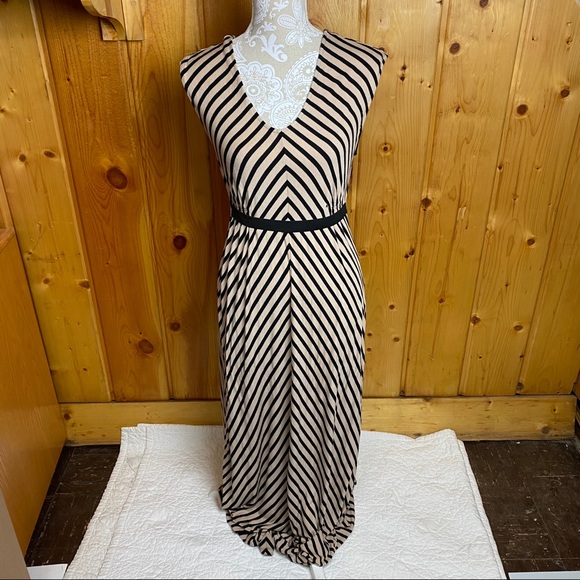 Jessica Simpson Dresses & Skirts - Jessica Simpson maternity maxi dress, size Small
